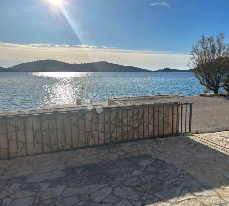 ražanj, apartmanska kuća prvi red do mora (3 stambene jedinice + studio apartman) - slika 2