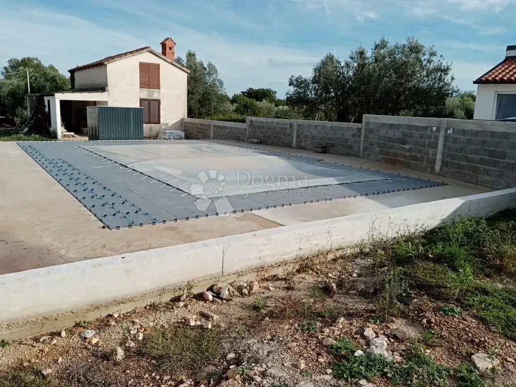 kuća s bazenom i velikom građevinskom parcelom - slika 4