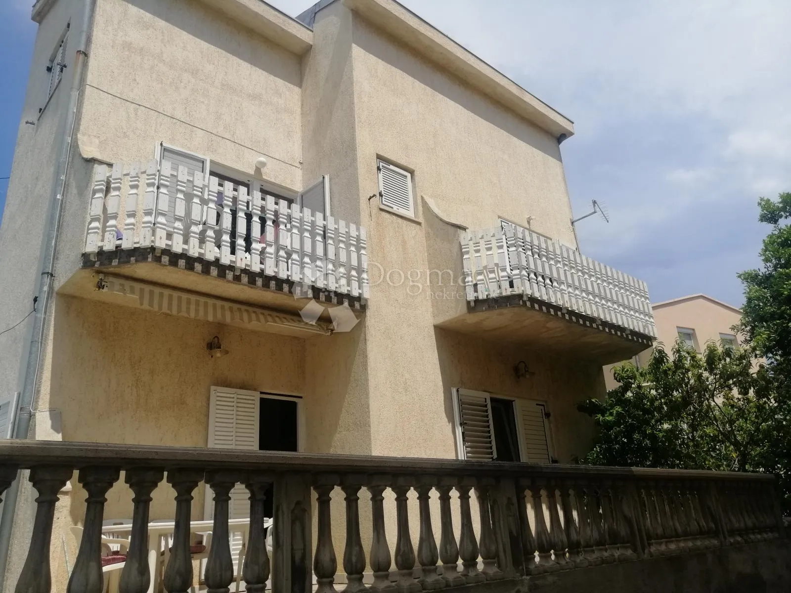 tribunj - kuća s 9 apartmana + građevinska parcela 418 m2 - slika 3