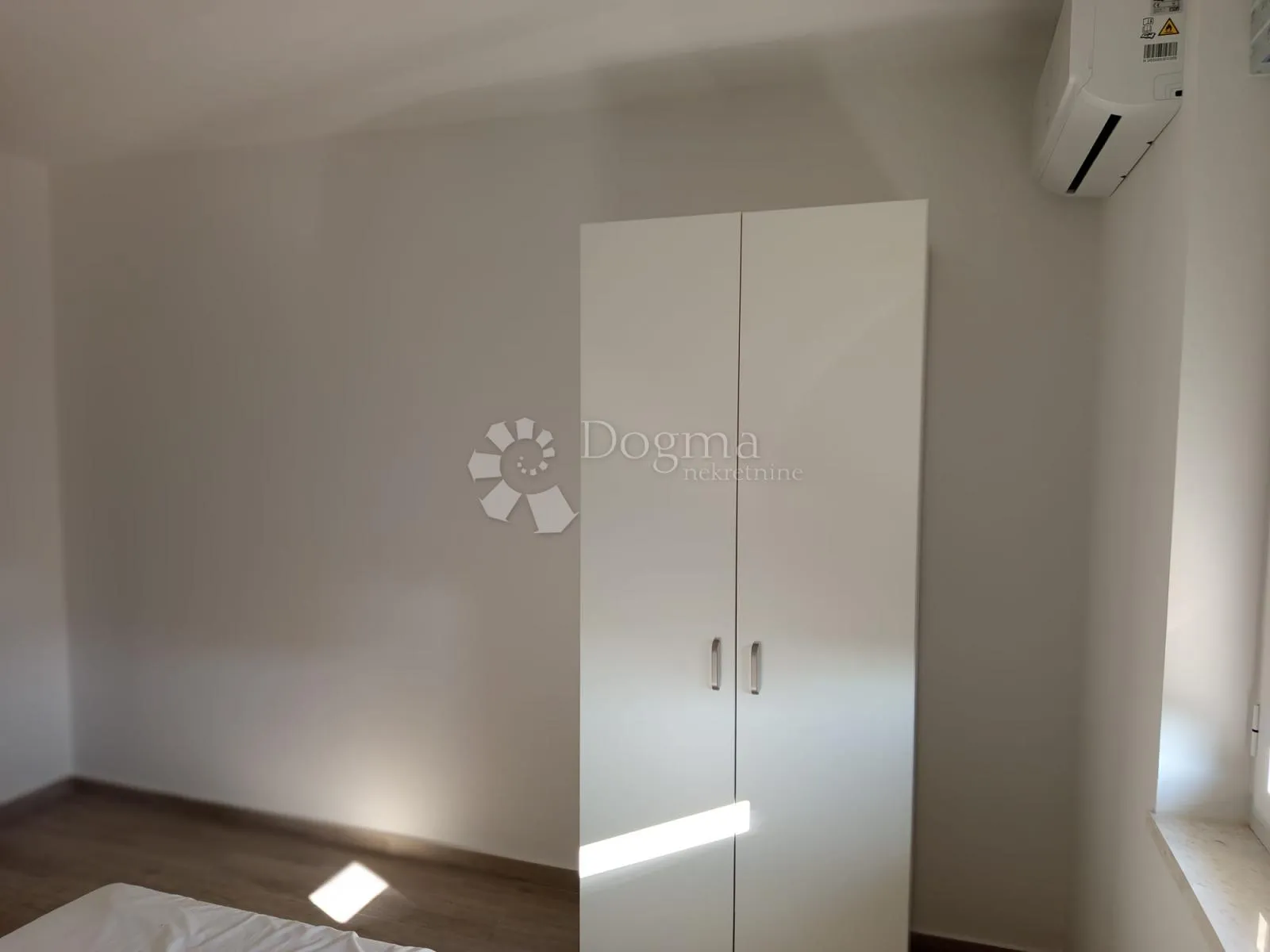 prizemnica sa bazenom i 3 spavaće sobe - slika 19
