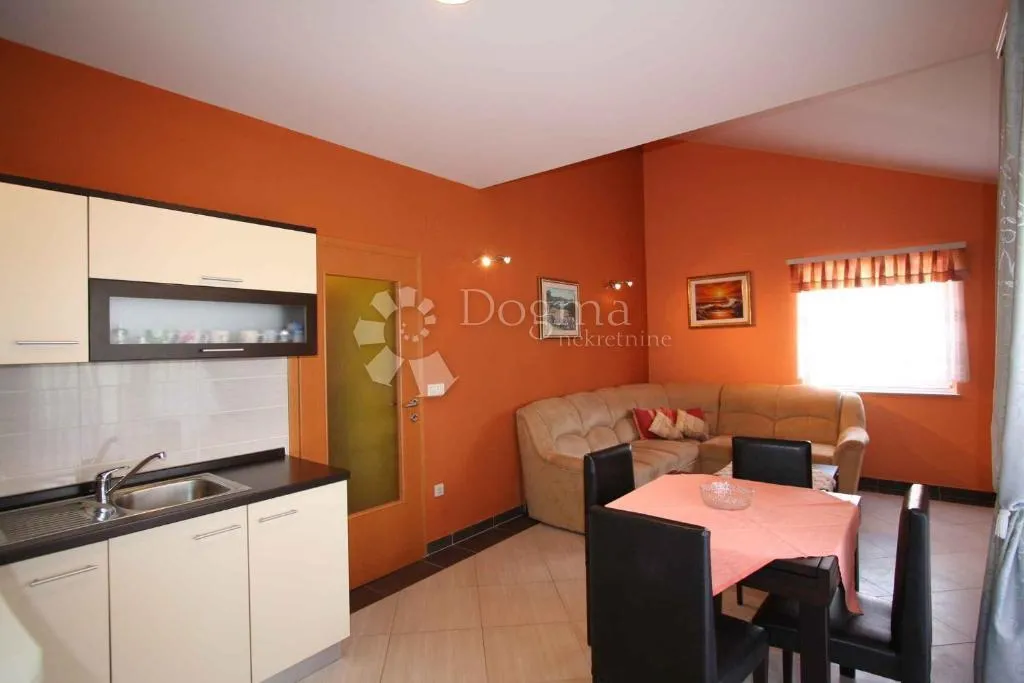 uvala soline - dva apartmana prvi red do mora - slika 8