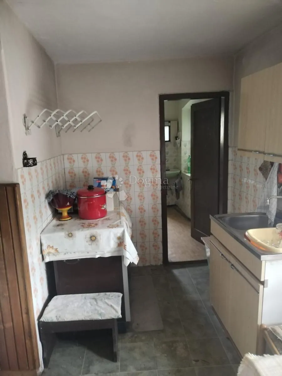 kuća na prodaju - potencijal za uređenje i miran obiteljski život - slika 11