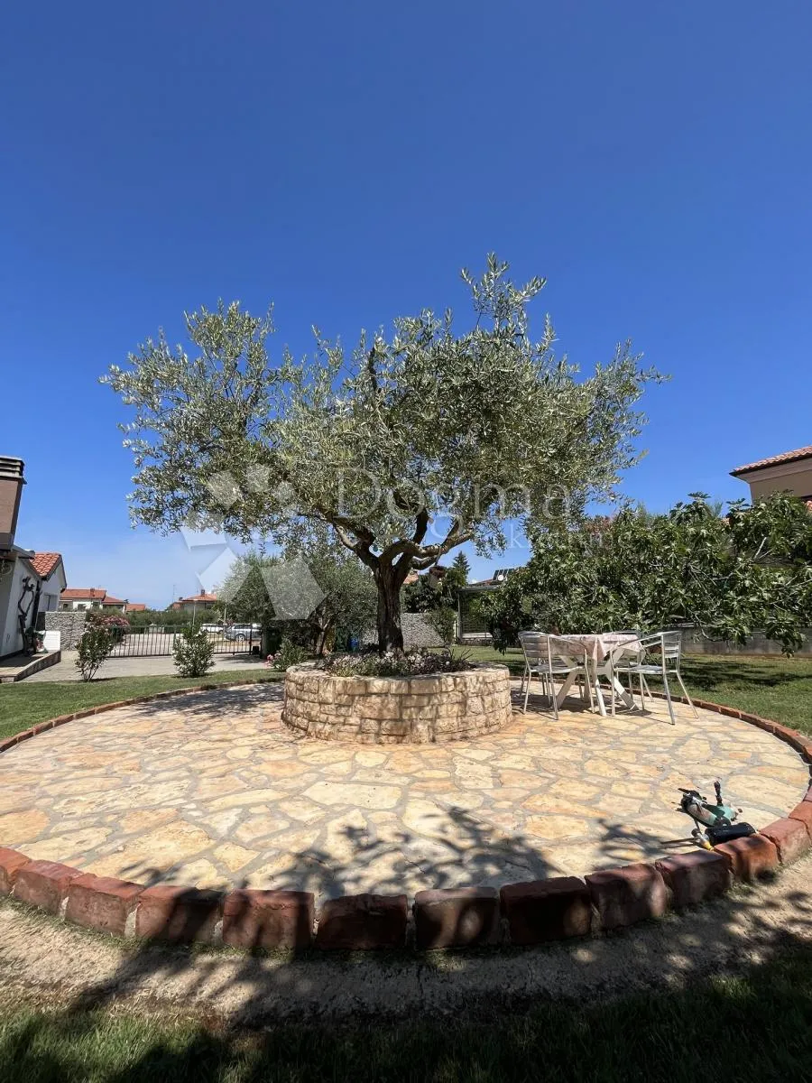 prekrasna villa s bazenom - slika 7