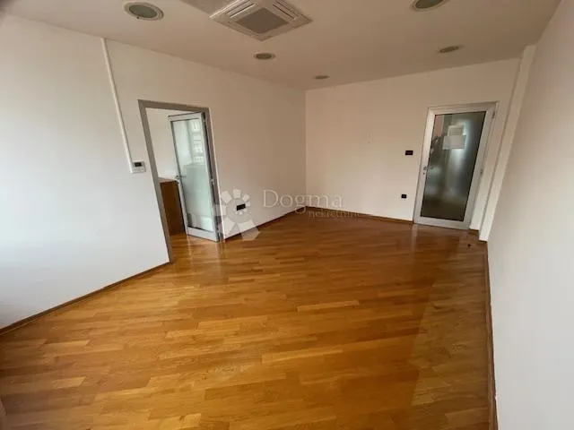 brajda-107m2-poslovni prostor 6 ureda,lift,dva ulaza - slika 7