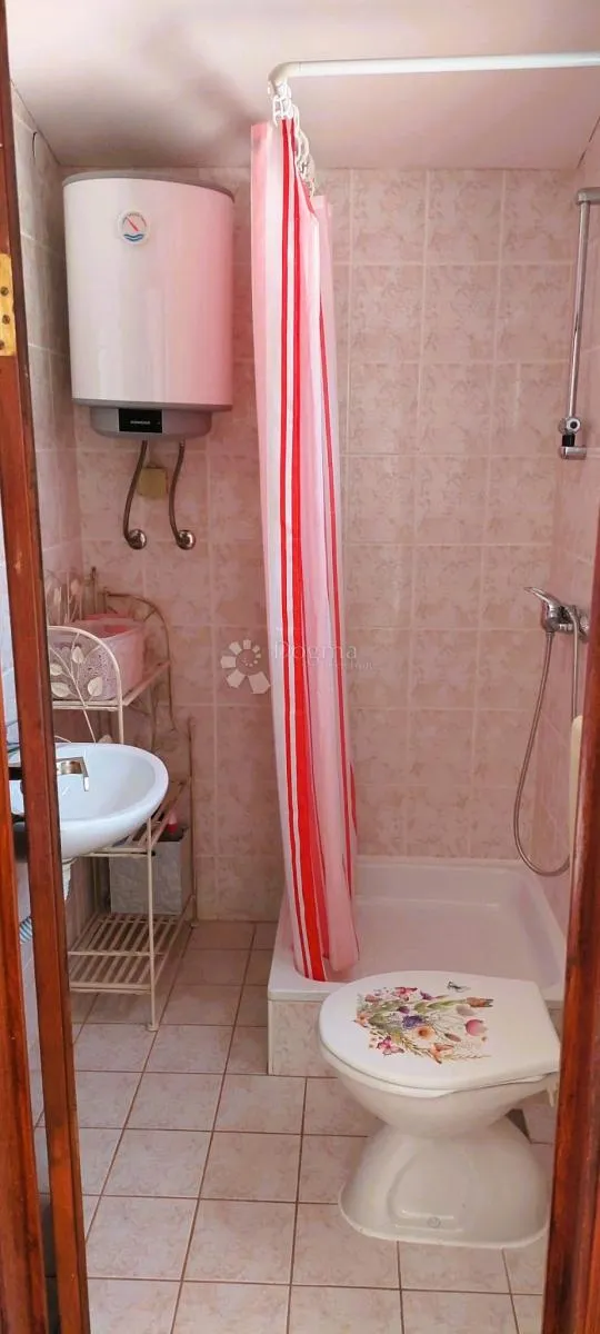 potpuno namještena kuća s tri apartmana - slika 3