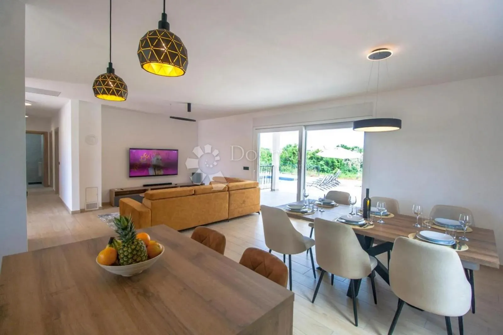 villa sa bazenom, konobom i 3800m2 okućnice - slika 2