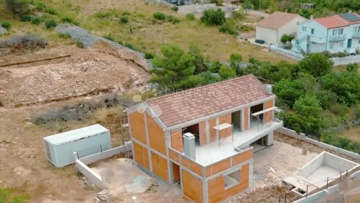 vila s bazenom u zelenoj oazi - slika 6