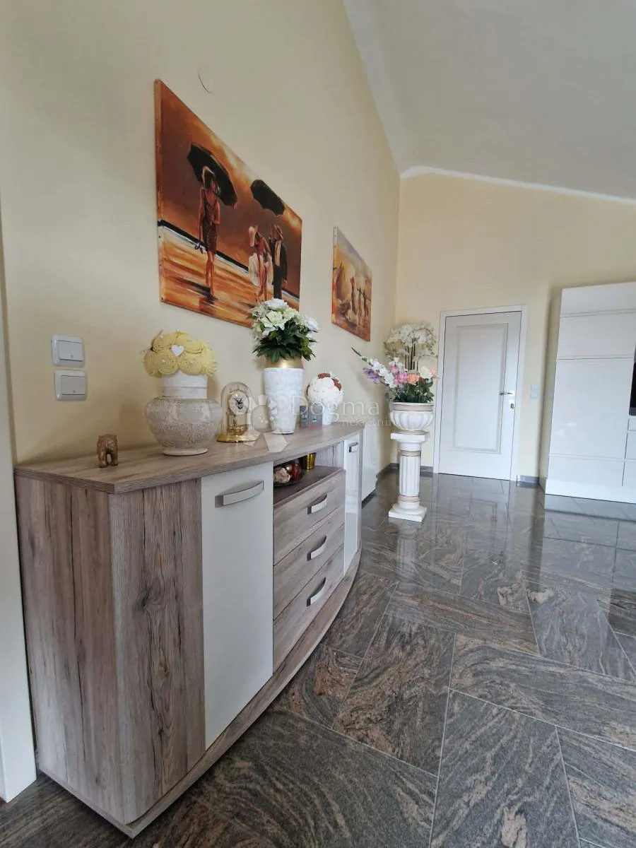 kuća s 4 apartmana - drugi red od mora - slika 67