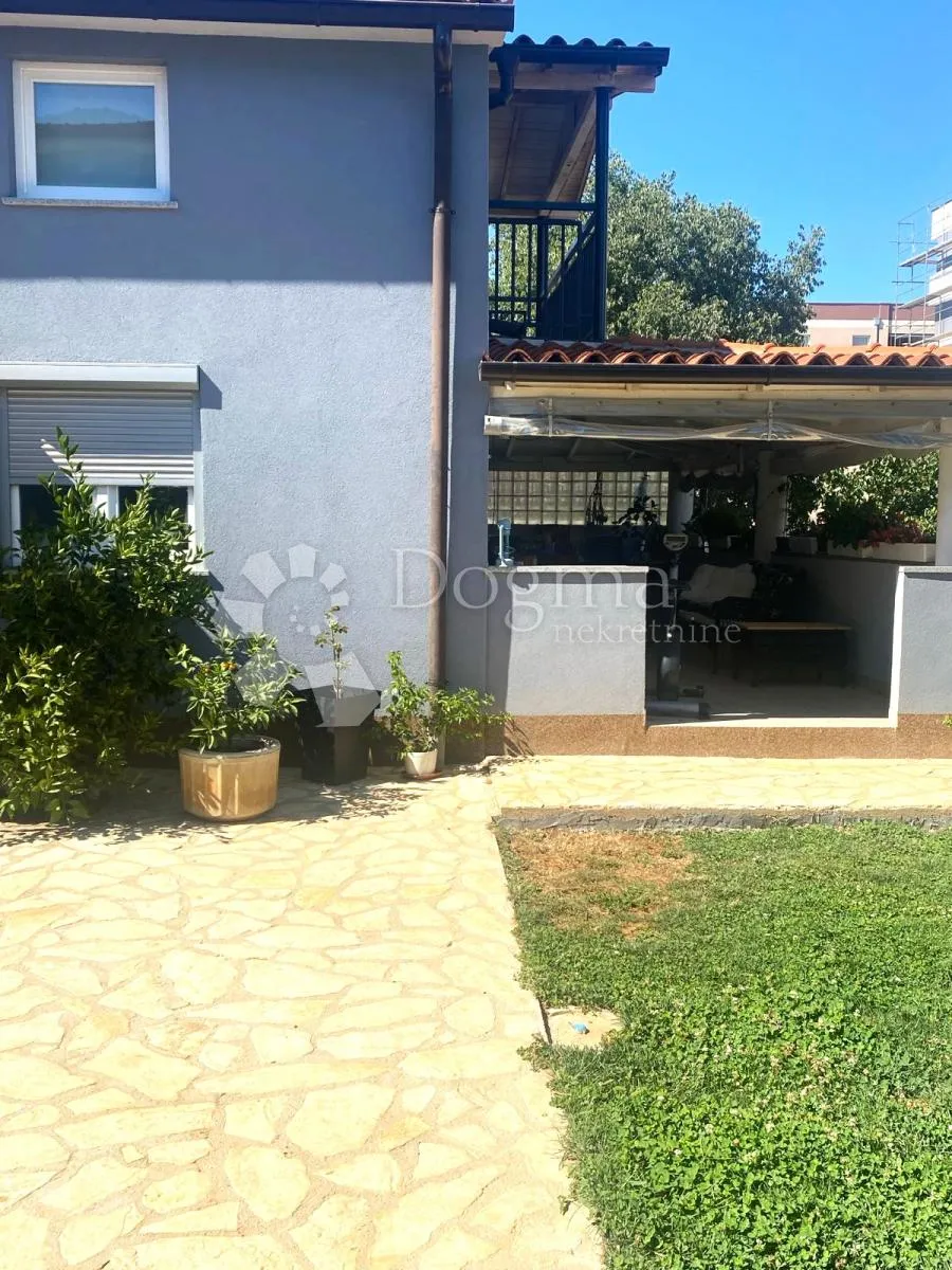 prilika - 2 kuće sa bazenom na odličnoj lokaciji - slika 39