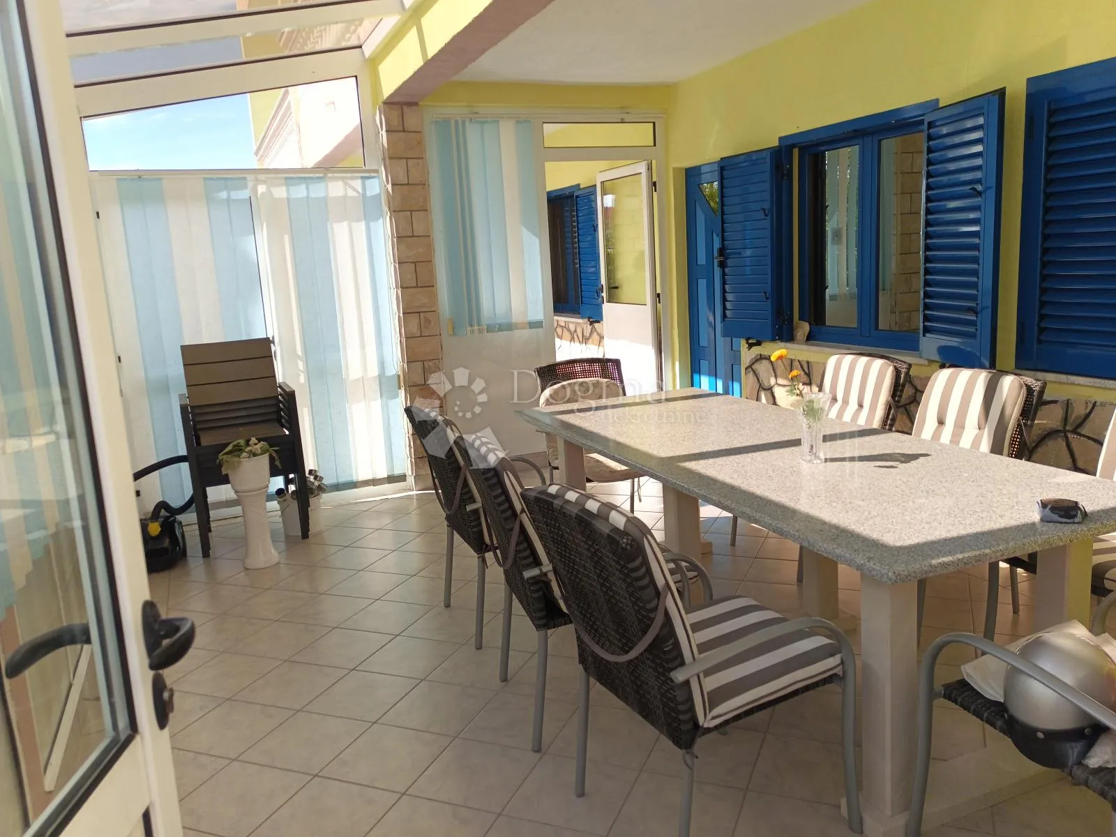 vodice prekrasna kuća sa 9 apartmana 100 metara od mora - slika 43