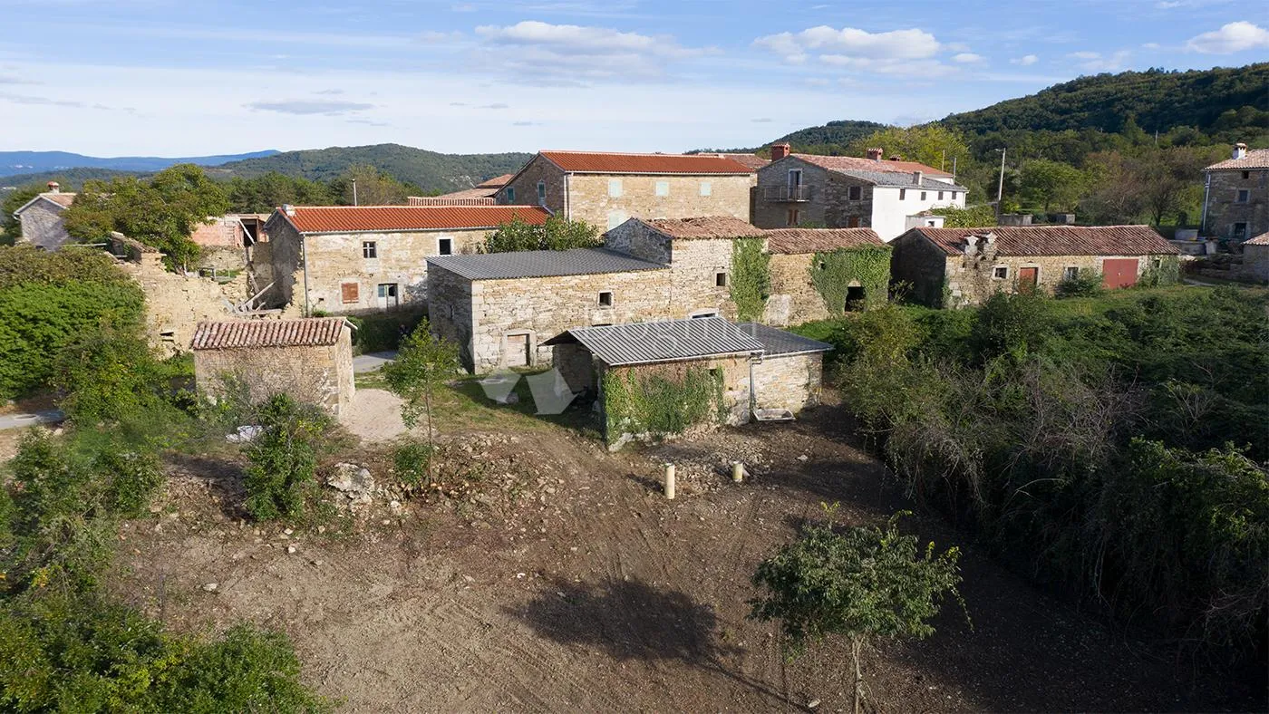kompleks kuća u centru istre sa pogledom na jezero - slika 6
