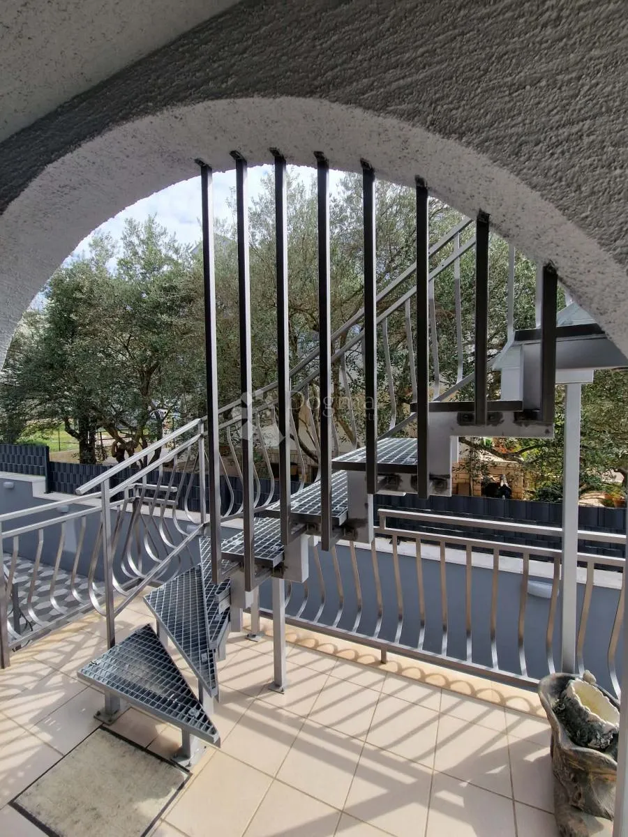 kuća s 4 apartmana - drugi red od mora - slika 90