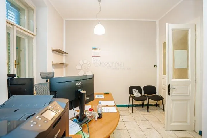 ured na par minuta od korza - slika 5