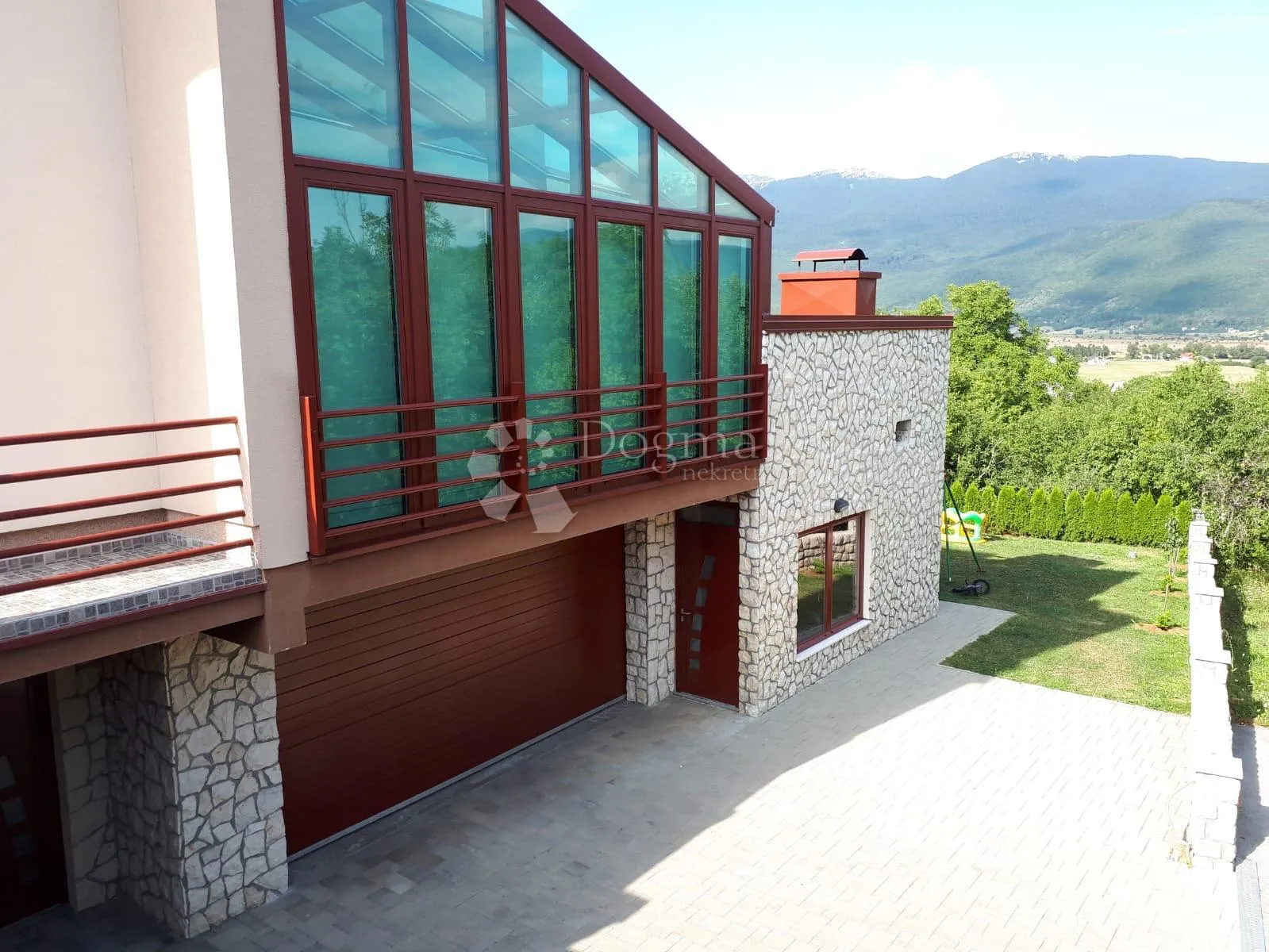 prostrana luksuzna kuća u korenici - slika 19