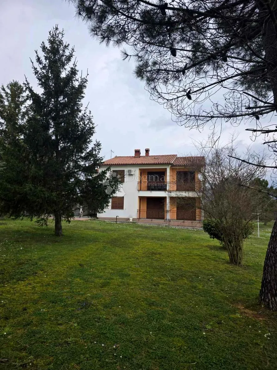 kuća s dva stana i građevinskom okućnicom 4740m2 u okolici labina - slika 17