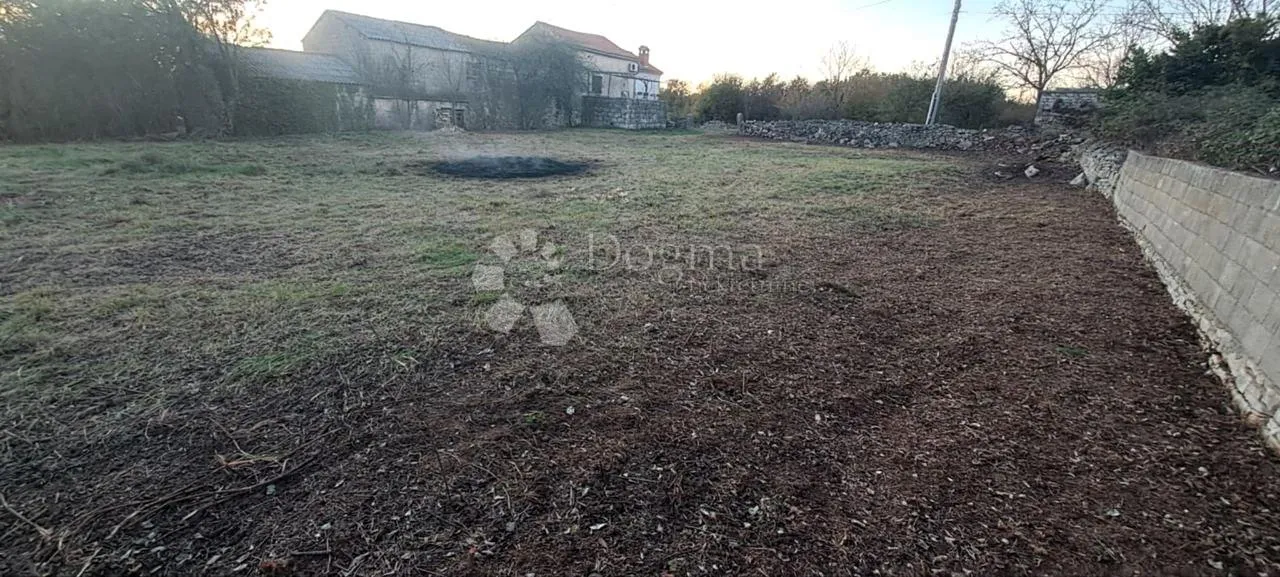 starina za adaptaciju s garažom i dvorištem - slika 7