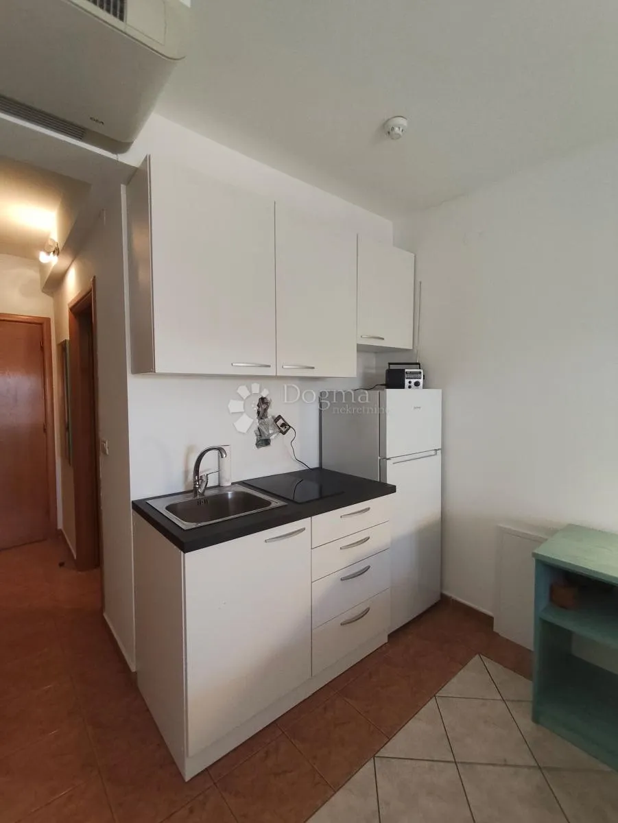 novouređeni apartman sa pogledom na more - slika 8