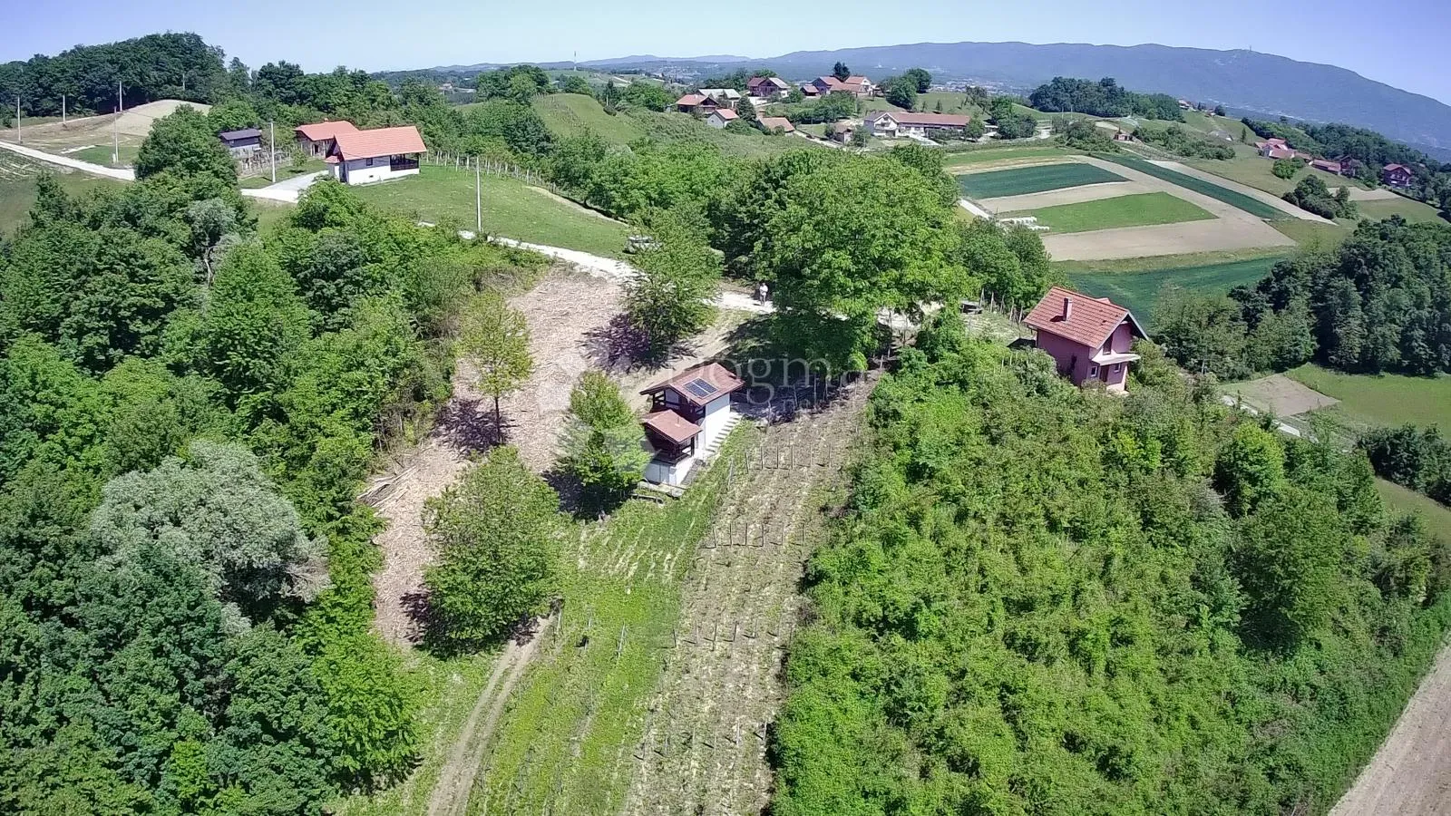 šarmantna vikend kućica s velikom okućnicom, privatnošću i vlastitim izvorima energije i vode - slika 32