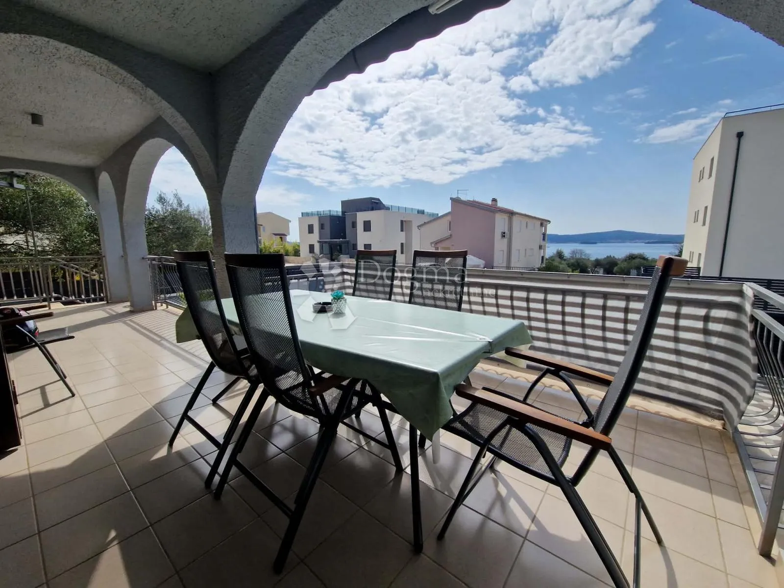kuća s 4 apartmana - drugi red od mora - slika 2