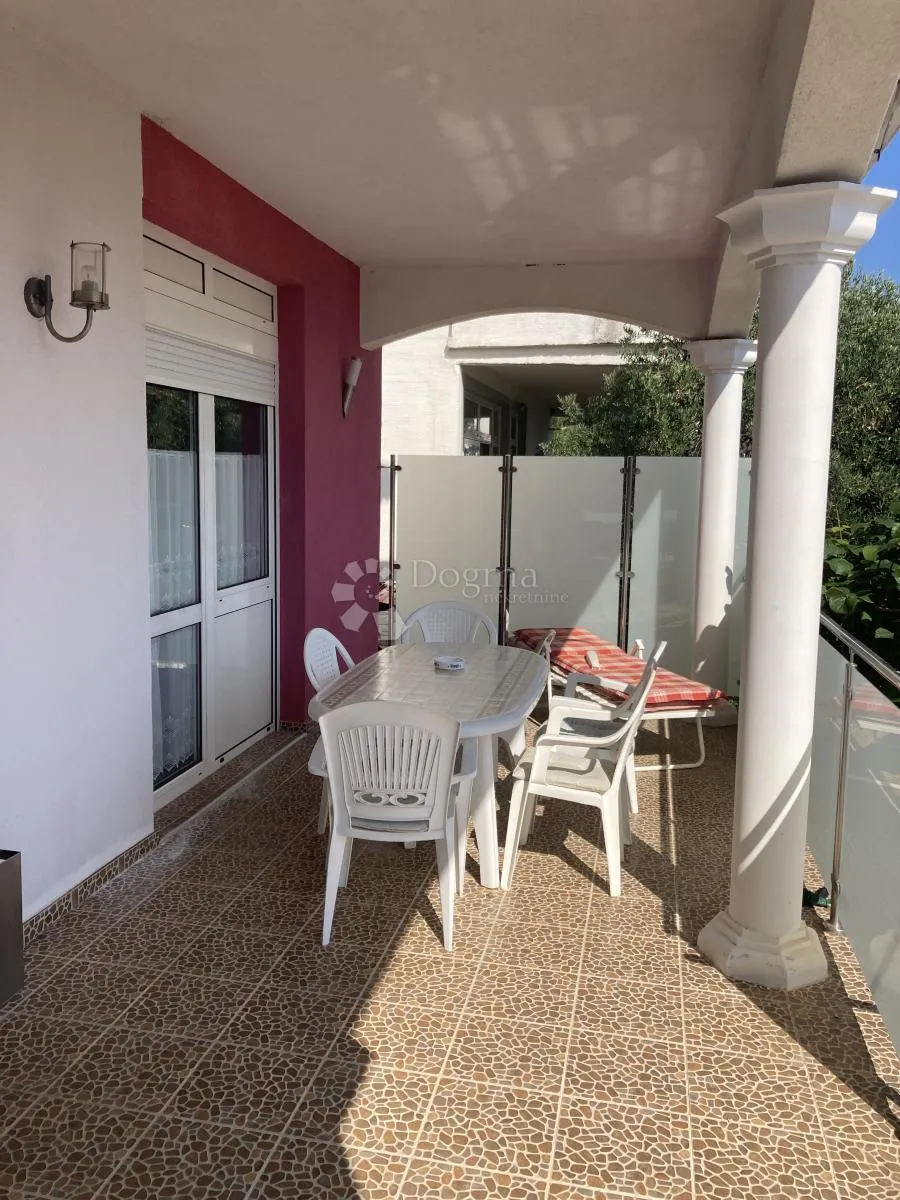 prilika - apartmanska kuća u pirovcu, 1. red do mora - slika 10
