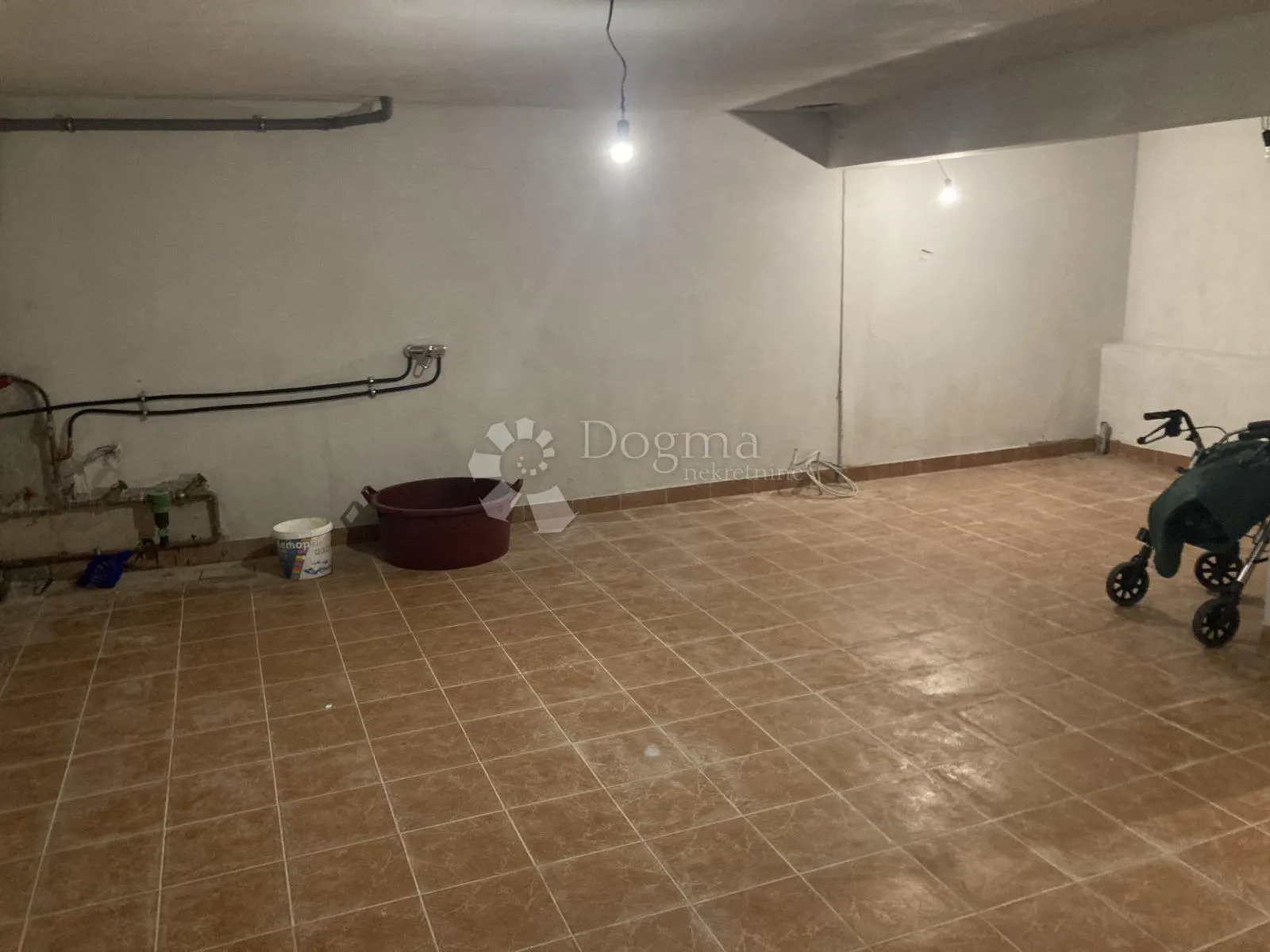 prilika - apartmanska kuća u pirovcu, 1. red do mora - slika 24