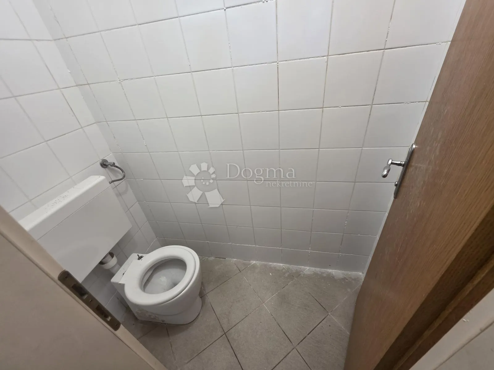 najam restorana 356m² – krušna peć, pečenjara, terasa, veliki parking - slika 16