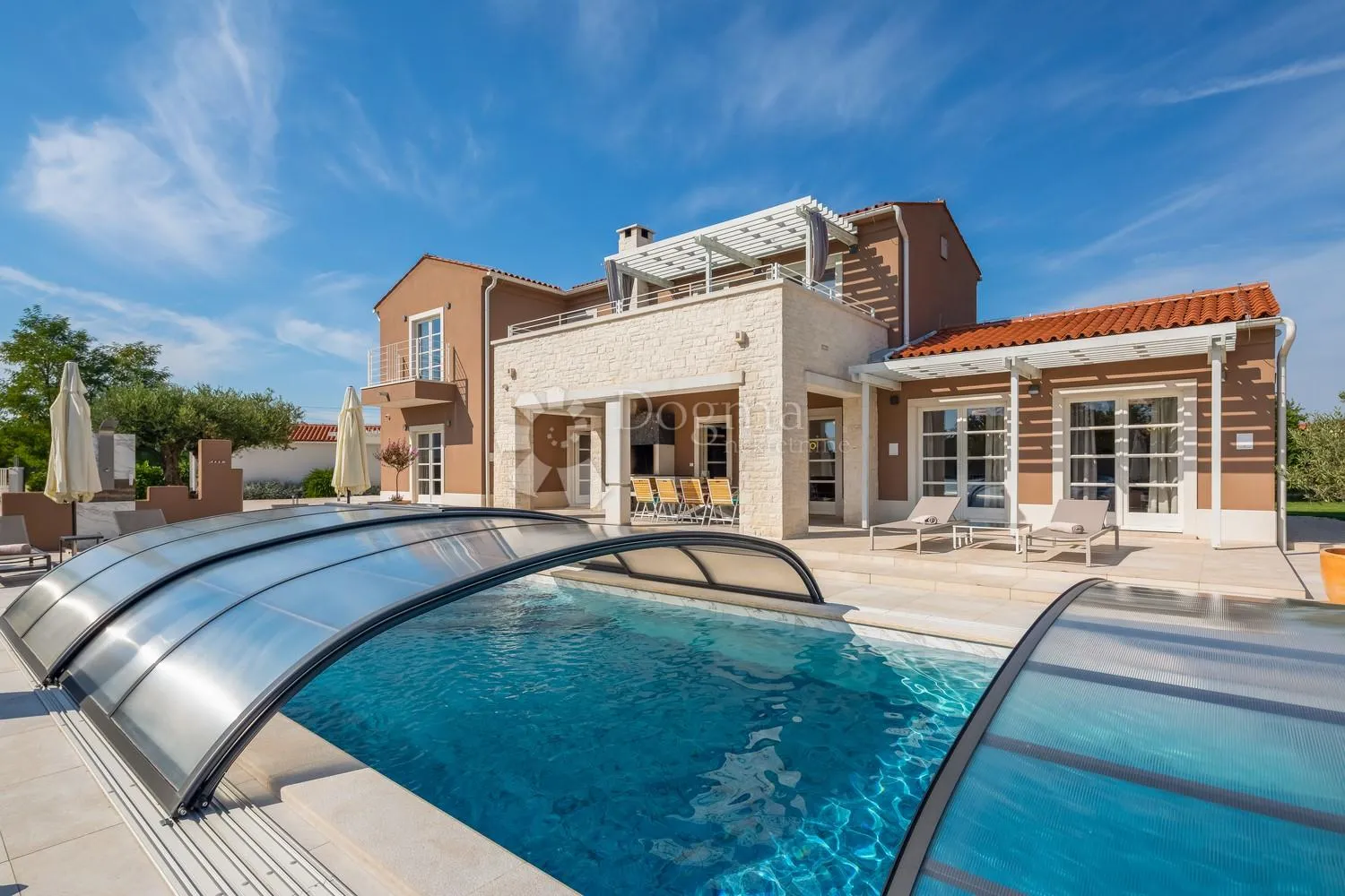 villa koja odiše elgancijom, sa bazenom i pomoćnim objektom - slika 32
