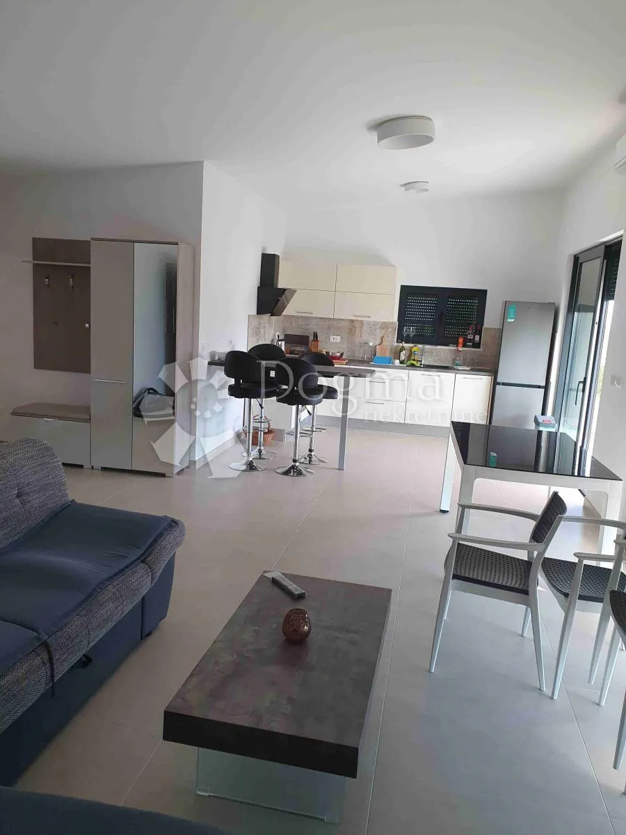 vila sa 4 apartmana, 2 bazena, 200 metara od mora - slika 21