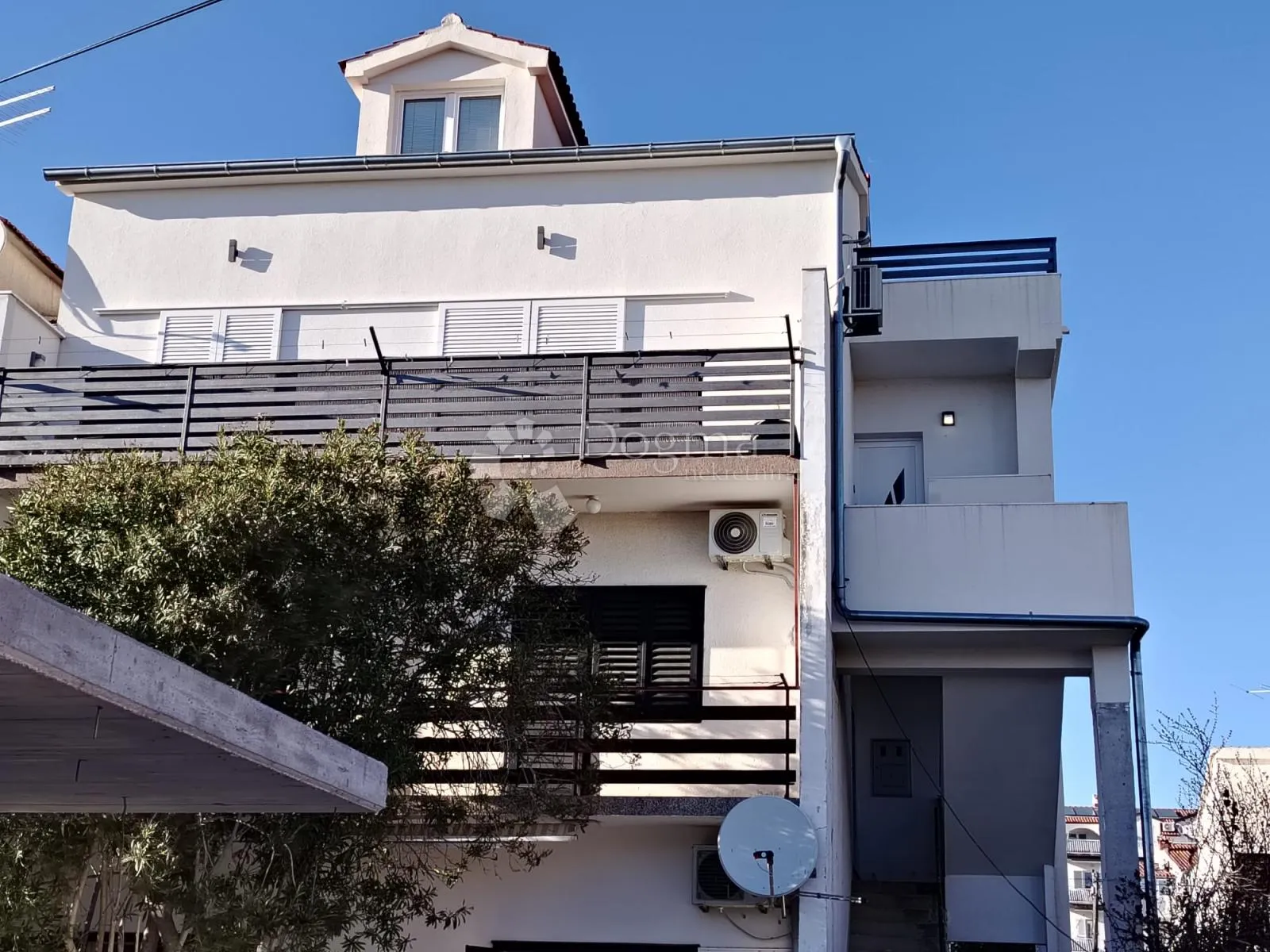vodice - apartman 80 m2 + potkrovlje 80 m2 - 100 metara od mora - slika 8