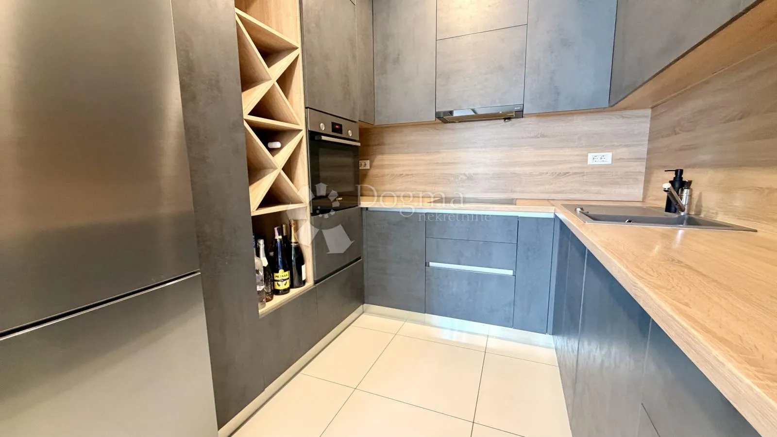 svijetao 4soban penthouse s terasama i parkingom - slika 10