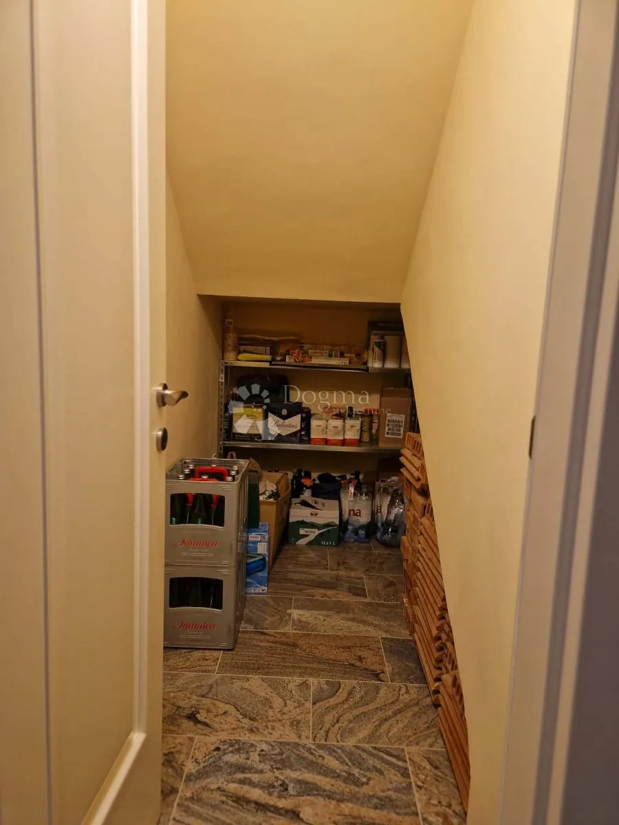 kuća s 4 apartmana - drugi red od mora - slika 32