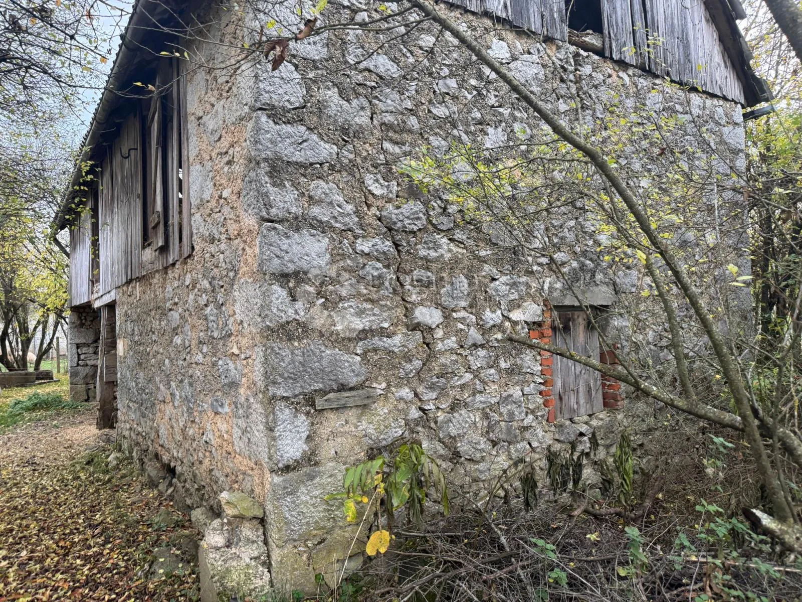 kuća i pomoćni objekti na 10000m2 zemljišta potok i rijeka - slika 3