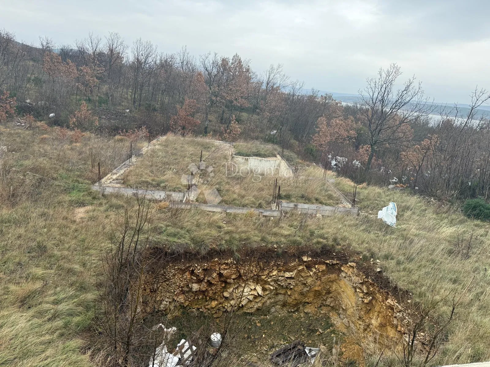 zemljište s dozvolom i temeljima pogled more - slika 4