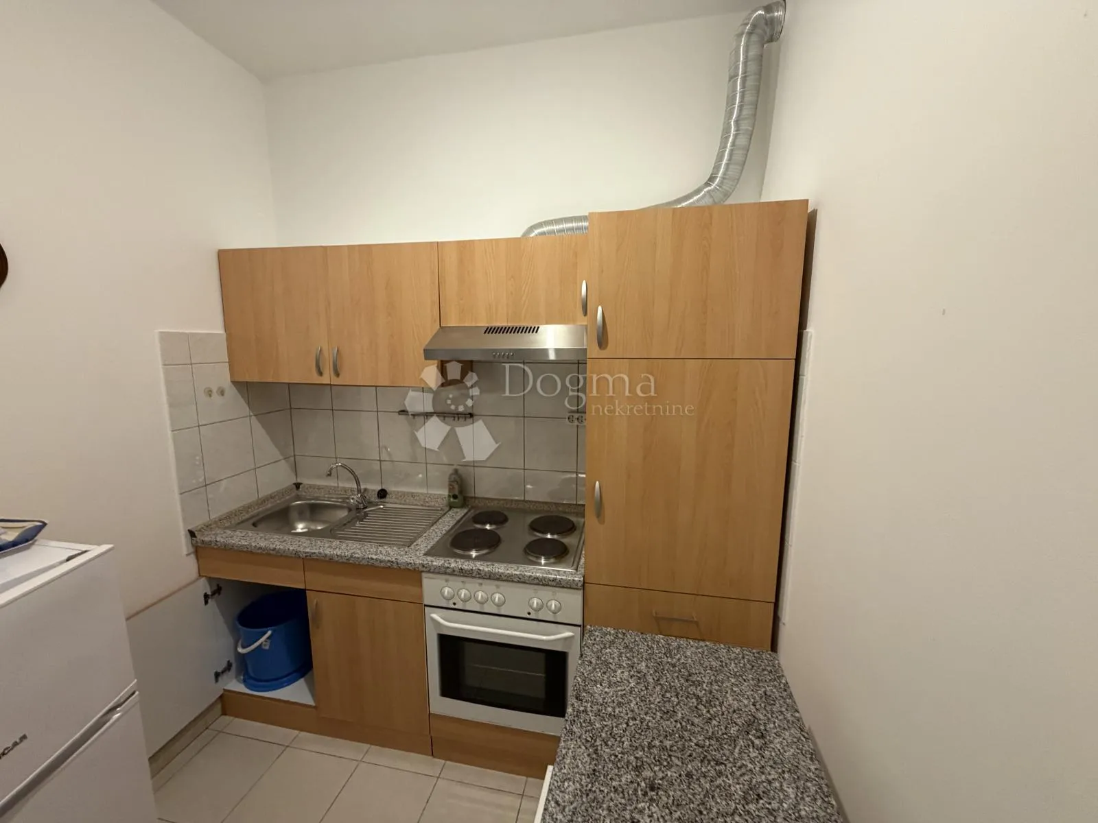 prilika u brodarici- kuća blizu mora, s 6 apartmana i 3-sobnim stanom!! - slika 12