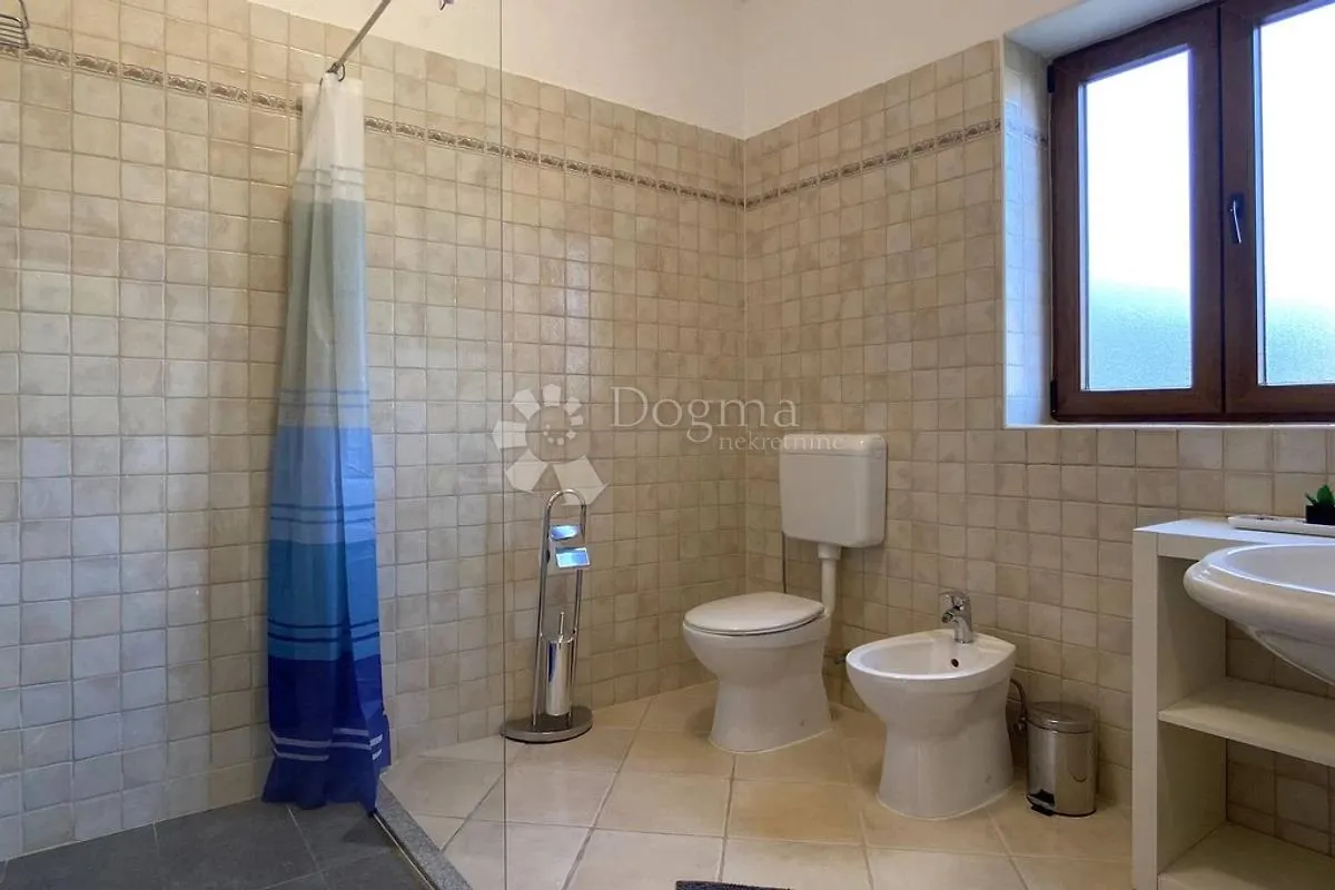 prekrasna vila s bazenom – idealna prilika za investiciju! - slika 23