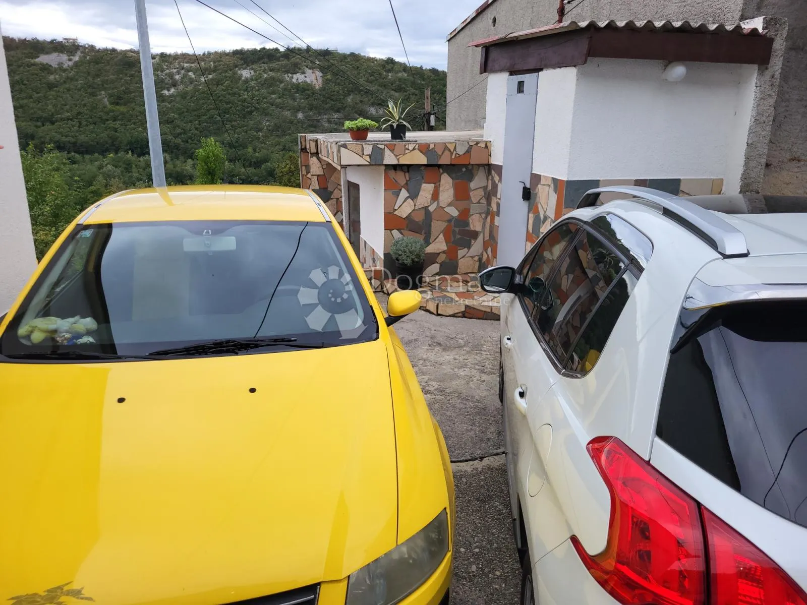 simpatična kućica blizu grada - slika 12