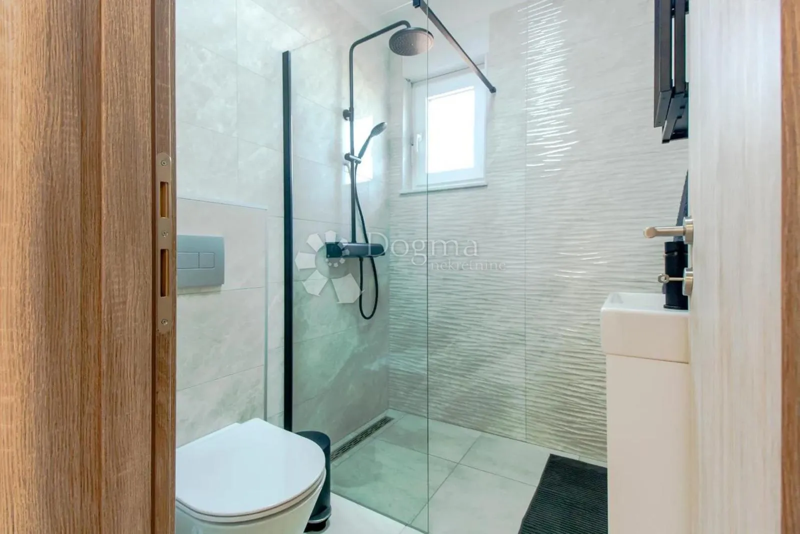 villa sa bazenom, konobom i 3800m2 okućnice - slika 28
