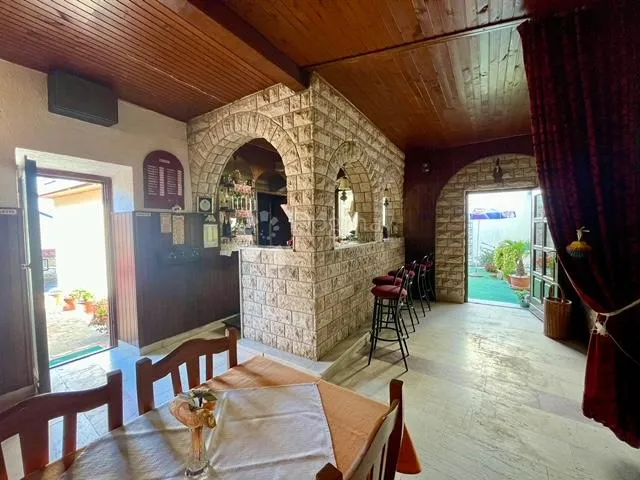 kuća, s restoranom u prizemlju, u centru buja - slika 6
