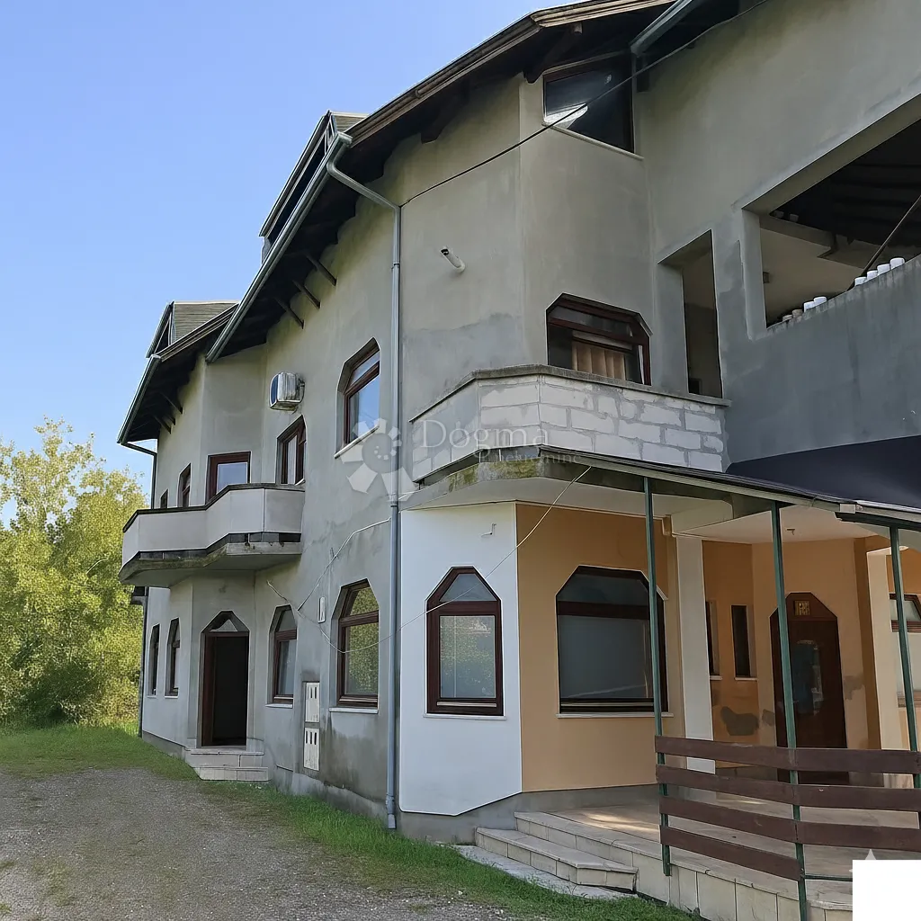 investicijska kuća s okućnicom u centru harmice - slika 2