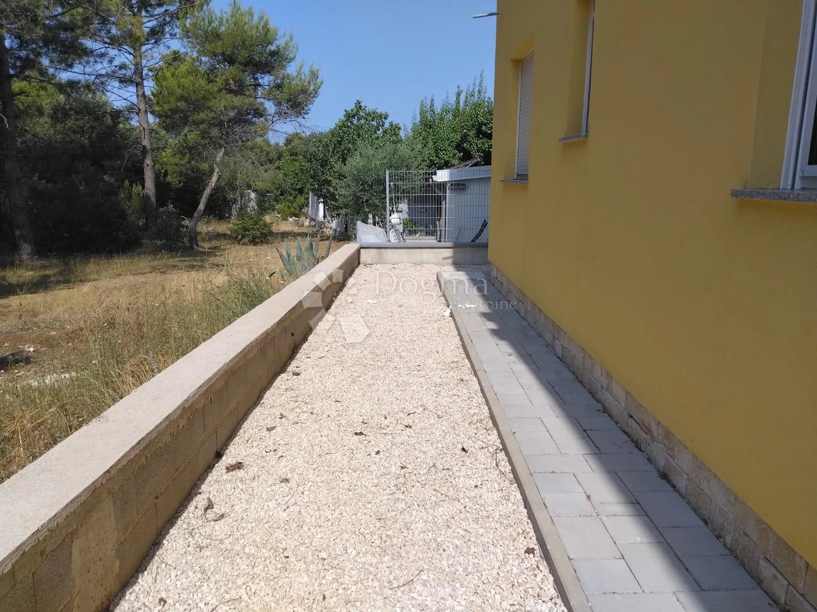 atraktivni trosoban stan s prostranim dvorištem i dva parkirna mjesta – otok vir - slika 12