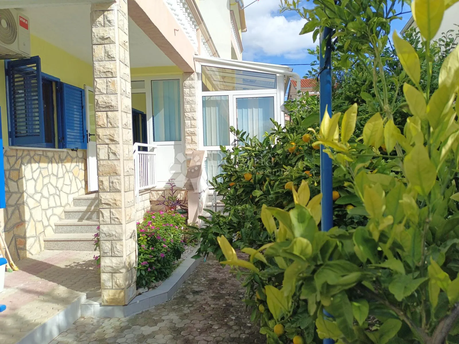 vodice prekrasna kuća sa 9 apartmana 100 metara od mora - slika 14