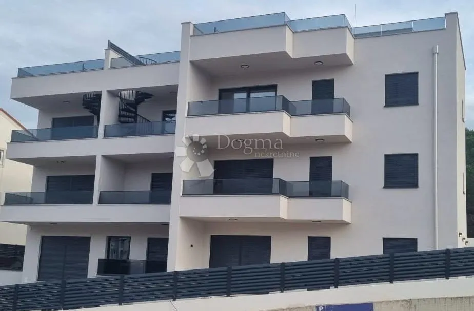 moderan stan s krovnom terasom i pogledom na more - slika 14