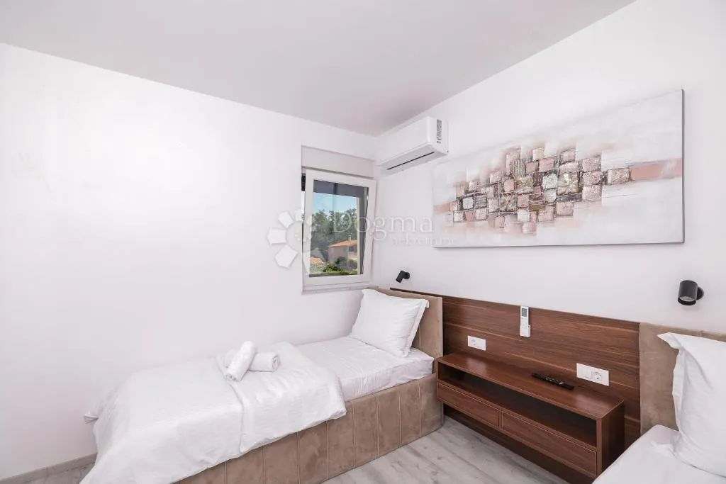 luksuzna dvojna kuća s bazenom – privlaka, 150 m od mora s2 - slika 8