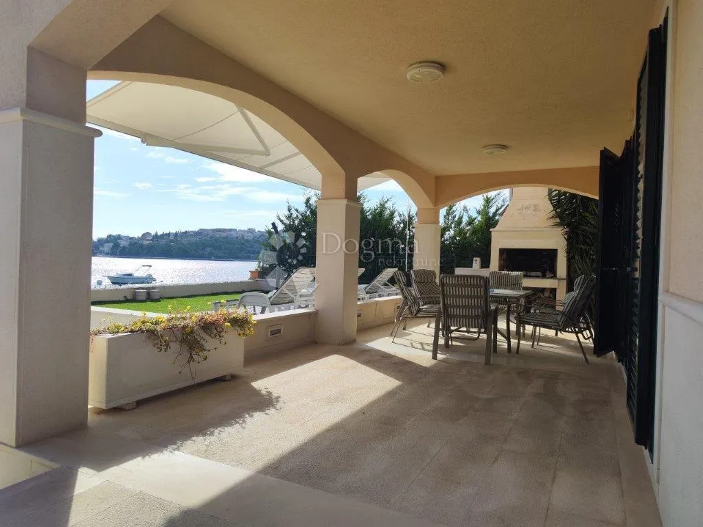 rogoznica- predivna villa na plaži - slika 4