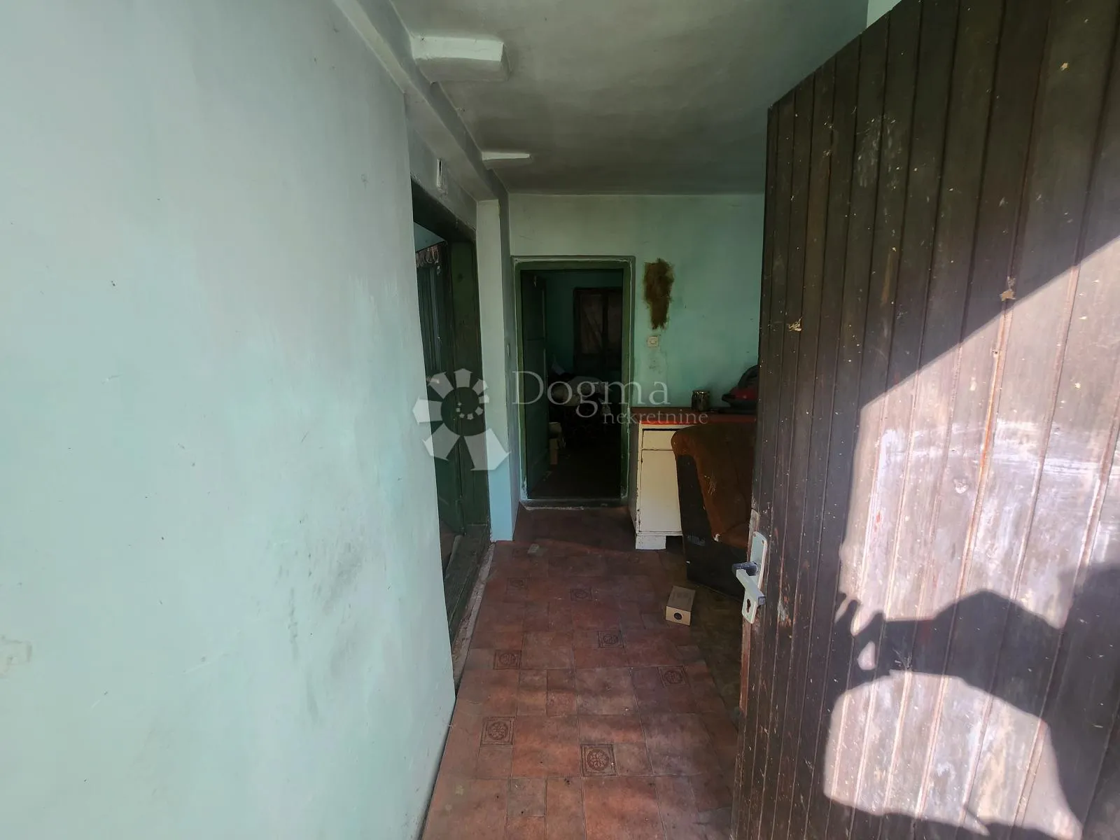 drvena hrastova kuća 120m² za renovaciju sa dvorištem - slika 11
