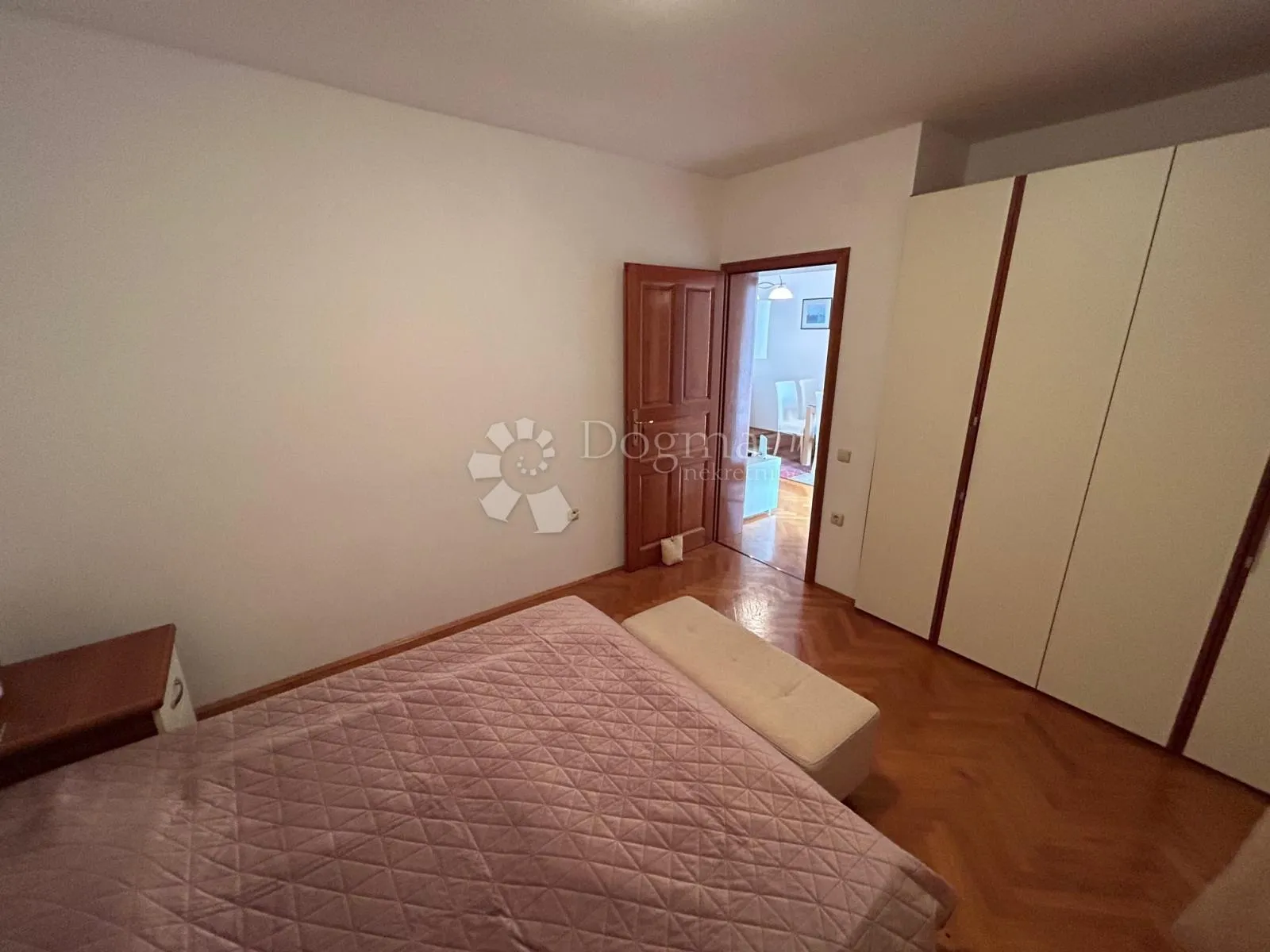ugodan apartman- novija zgrada, blizina mora ! - slika 5