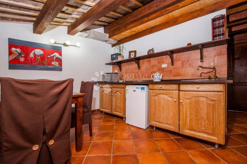 sjajan etažirani stan 40 m² – prvi i drugi kat, 100 m od mora! - slika 4
