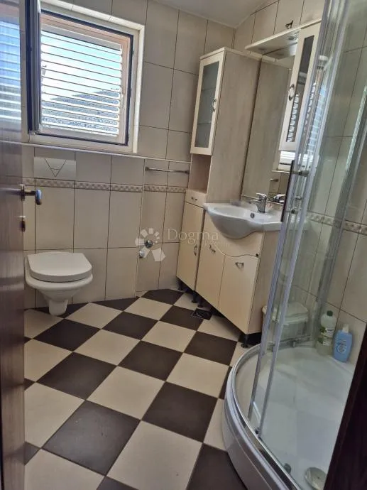 trosoban komforan stan s pogledom na more u segetu donjem! trogir - slika 7