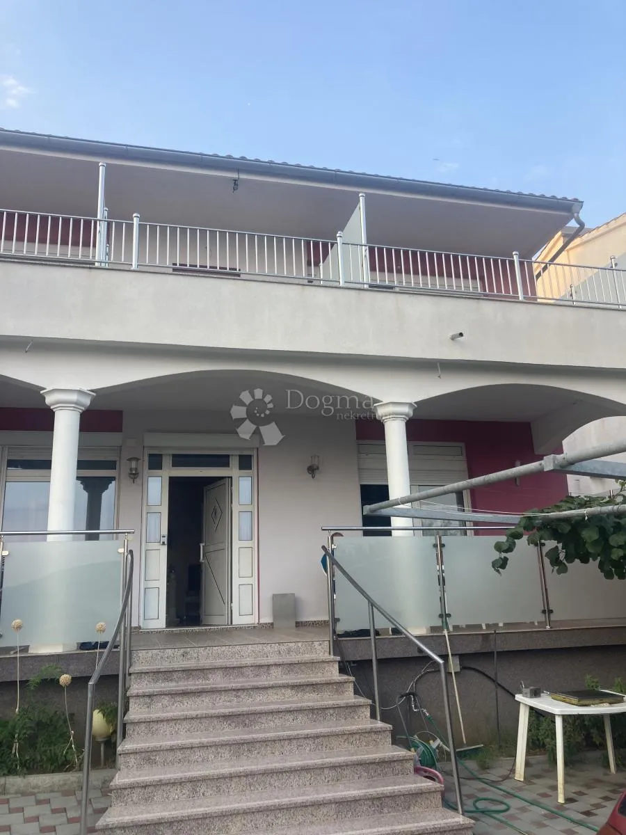 prilika - apartmanska kuća u pirovcu, 1. red do mora - slika 3