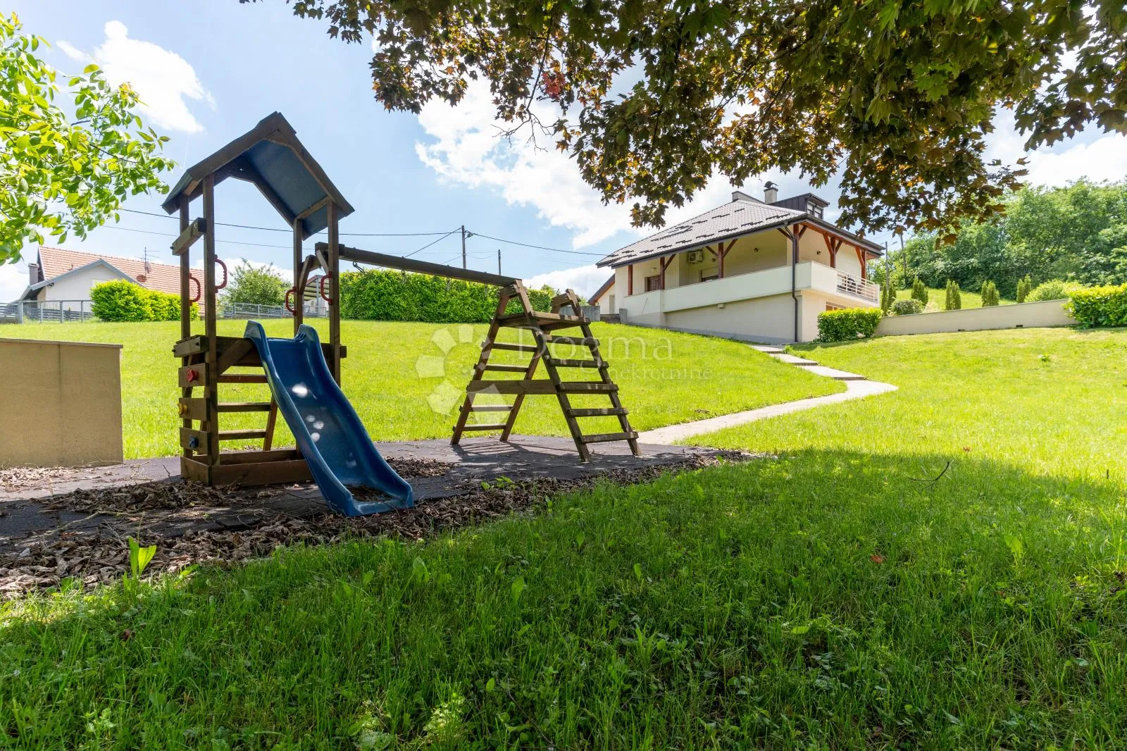 vila s bazenom i velikom okućnicom – brezovica - slika 22